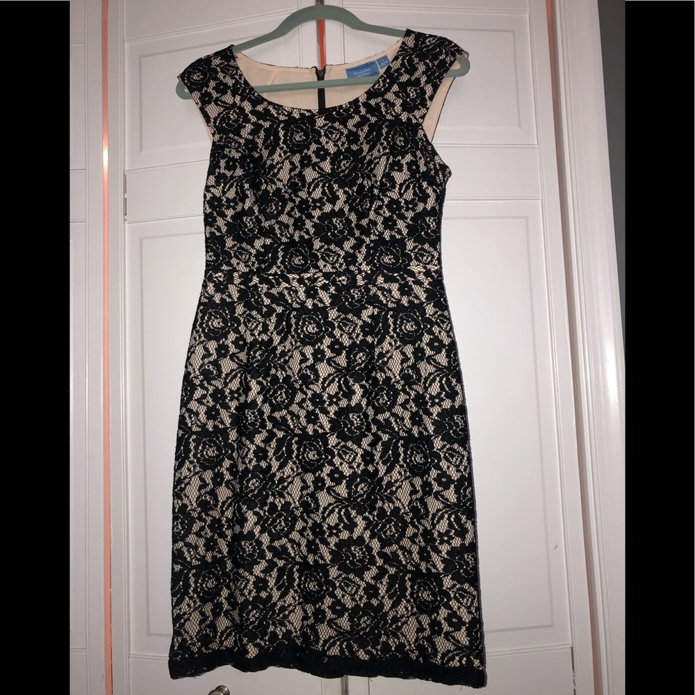 Vera Wang Sheath lace dress